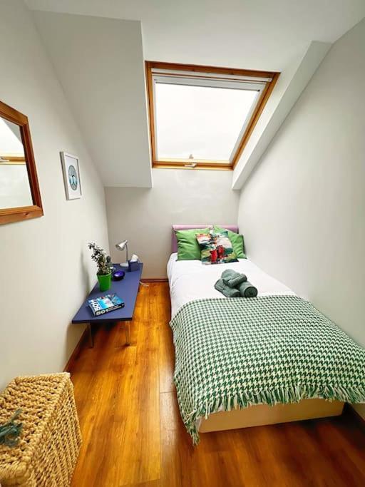 True Colours Apartment In Central Location Bangor  Exterior foto
