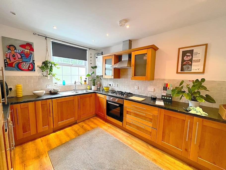 True Colours Apartment In Central Location Bangor  Exterior foto